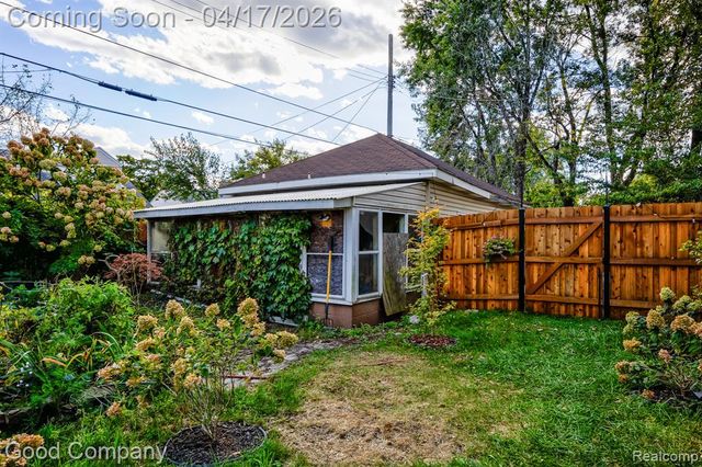 812 E George Avenue, Hazel Park, MI 48030