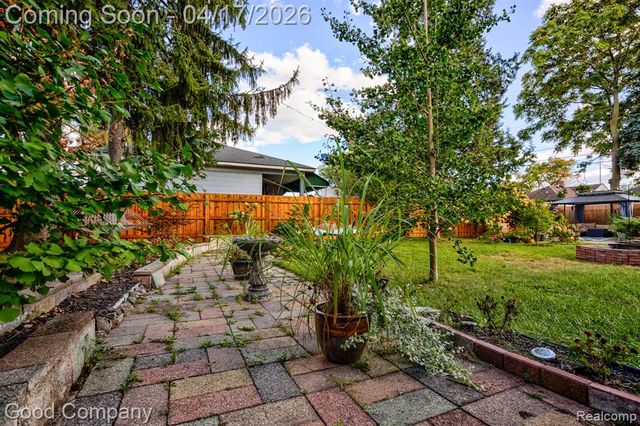 812 E George Avenue, Hazel Park, MI 48030