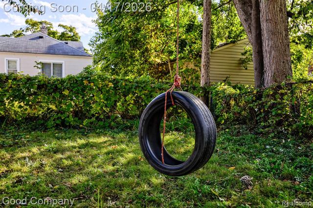 812 E George Avenue, Hazel Park, MI 48030