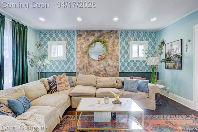 812 E George Avenue, Hazel Park, MI 48030