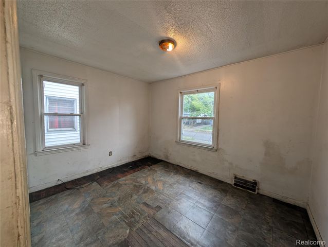 20030 McCormick Street, Detroit, MI 48224