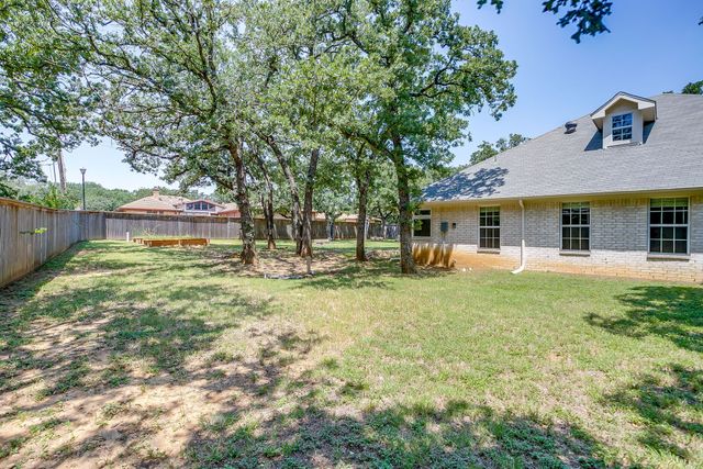 202 Woodlawn Drive, Keene, TX 76059