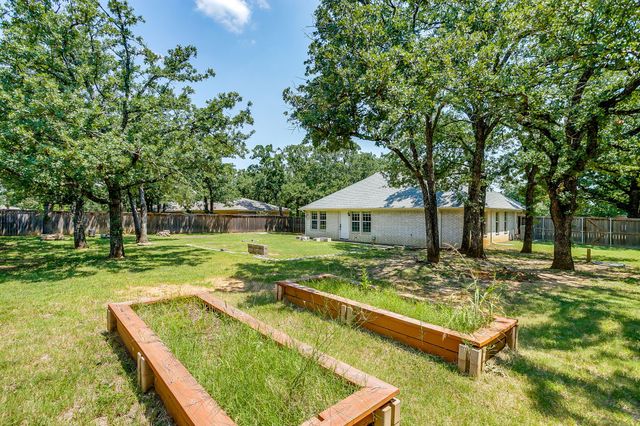 202 Woodlawn Drive, Keene, TX 76059