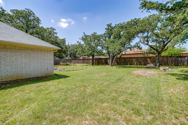 202 Woodlawn Drive, Keene, TX 76059