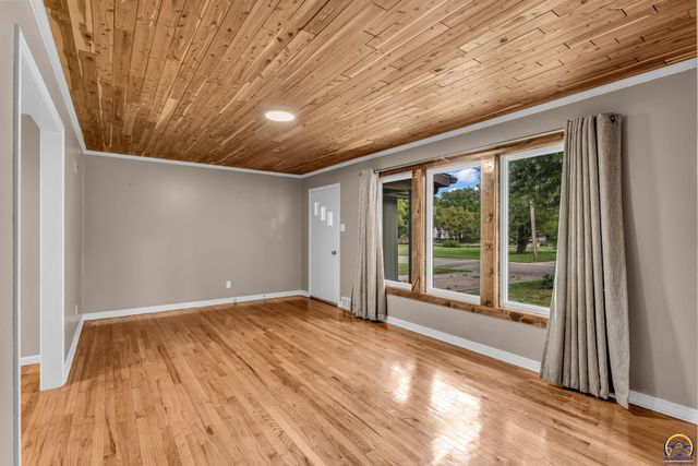 1609 SW Burnett RD, Topeka, KS 66604