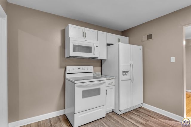 1609 SW Burnett RD, Topeka, KS 66604