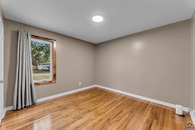 1609 SW Burnett RD, Topeka, KS 66604