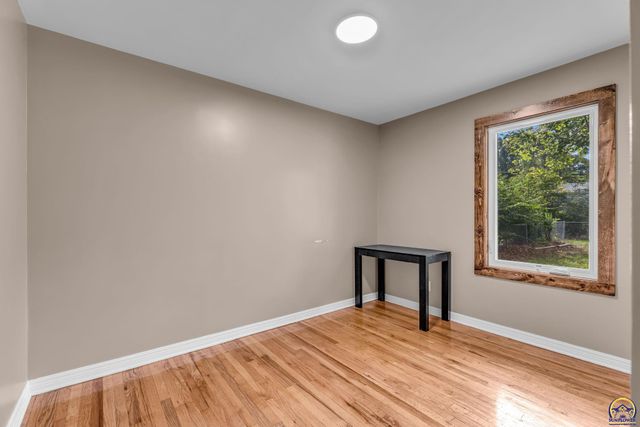 1609 SW Burnett RD, Topeka, KS 66604