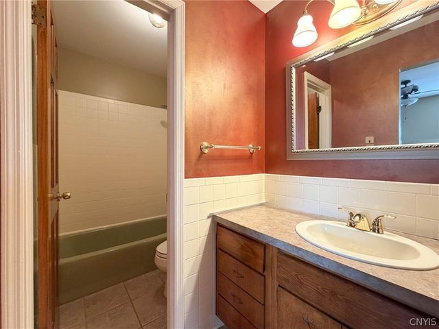 5 Chestnut Road, New Hartford, NY 13413