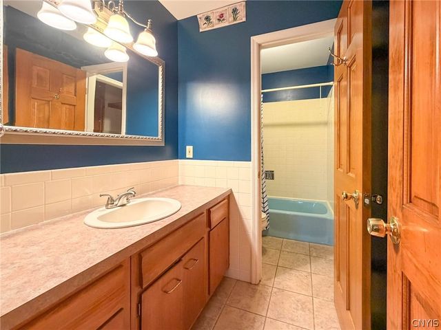 5 Chestnut Road, New Hartford, NY 13413
