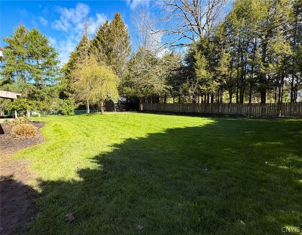 5 Chestnut Road, New Hartford, NY 13413