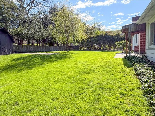 5 Chestnut Road, New Hartford, NY 13413
