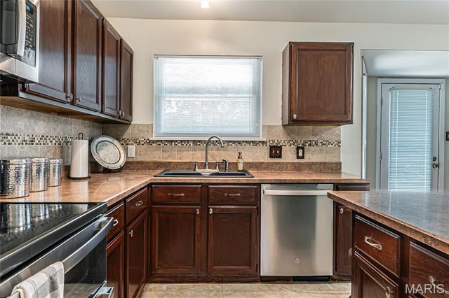 25 Beaujolais Drive, Florissant, MO 63031