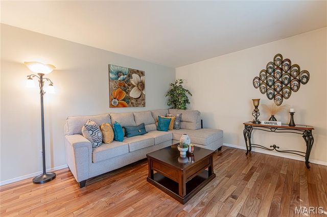 25 Beaujolais Drive, Florissant, MO 63031