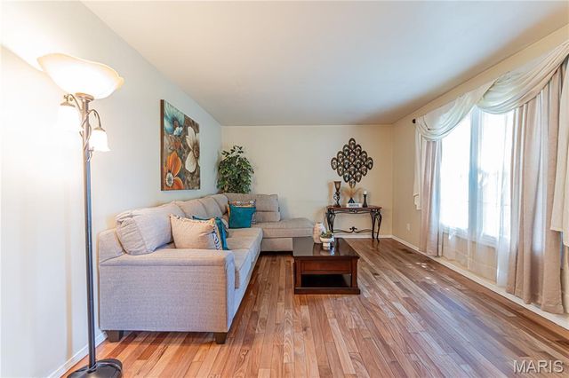 25 Beaujolais Drive, Florissant, MO 63031