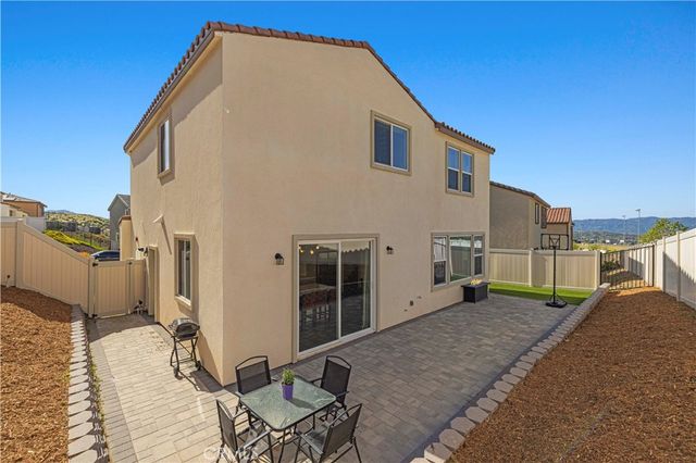 18175 Meridian Lane, Saugus, CA 91350