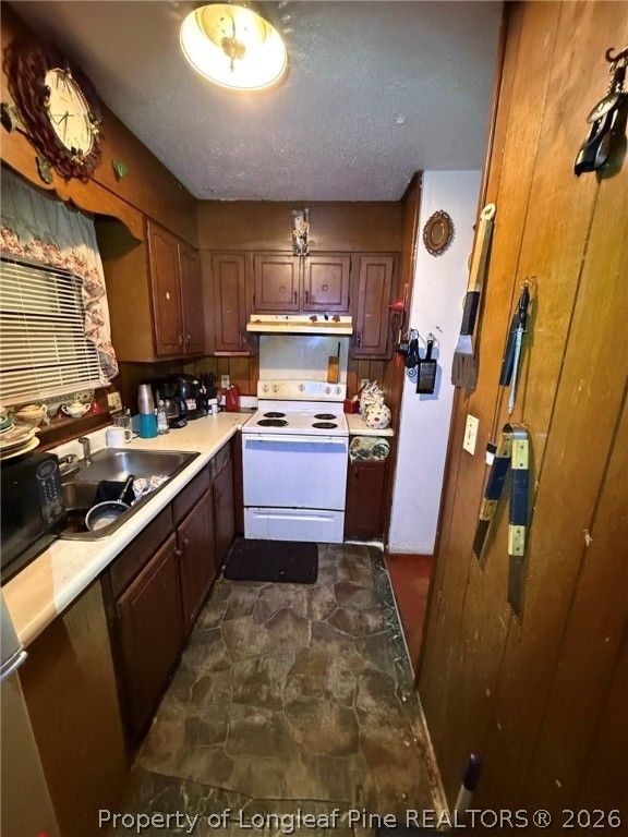 112 Victoria Drive, Parkton, NC 28371 — photo 5