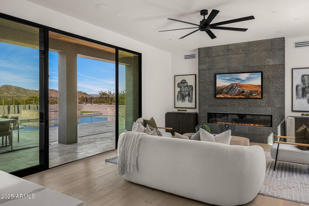 Image 10 of property listing at 5355 E DESERT VISTA Road, Paradise Valley, AZ 85253