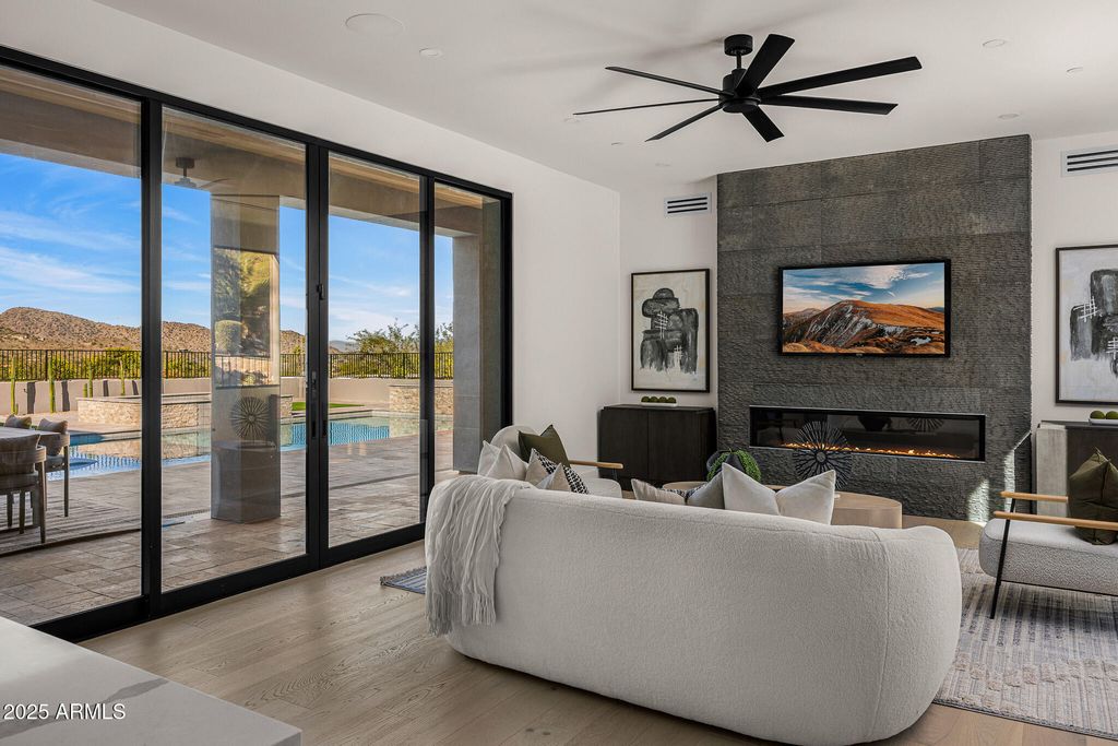 Image 11 of property listing at 5355 E DESERT VISTA Road, Paradise Valley, AZ 85253