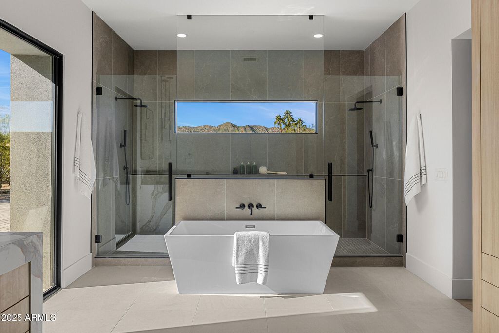 Image 18 of property listing at 5355 E DESERT VISTA Road, Paradise Valley, AZ 85253