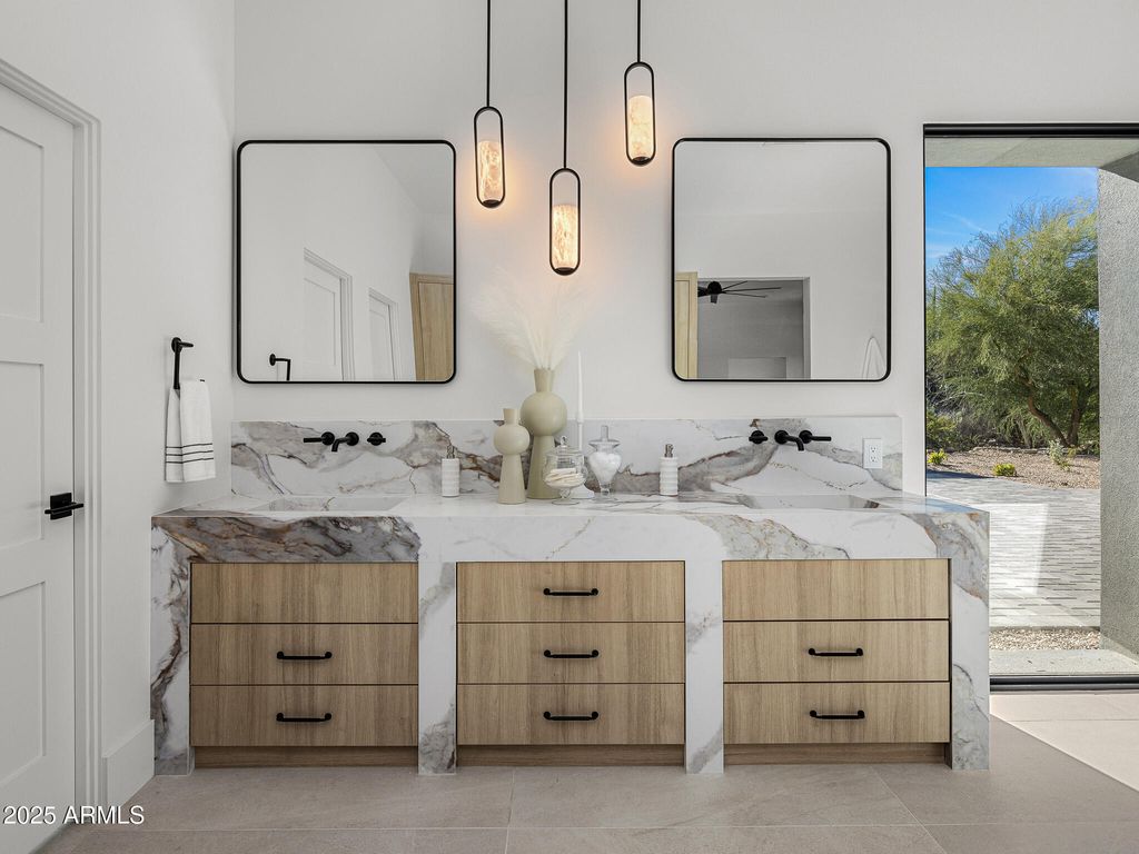 Image 20 of property listing at 5355 E DESERT VISTA Road, Paradise Valley, AZ 85253