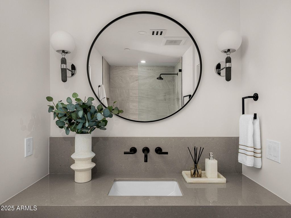 Image 24 of property listing at 5355 E DESERT VISTA Road, Paradise Valley, AZ 85253