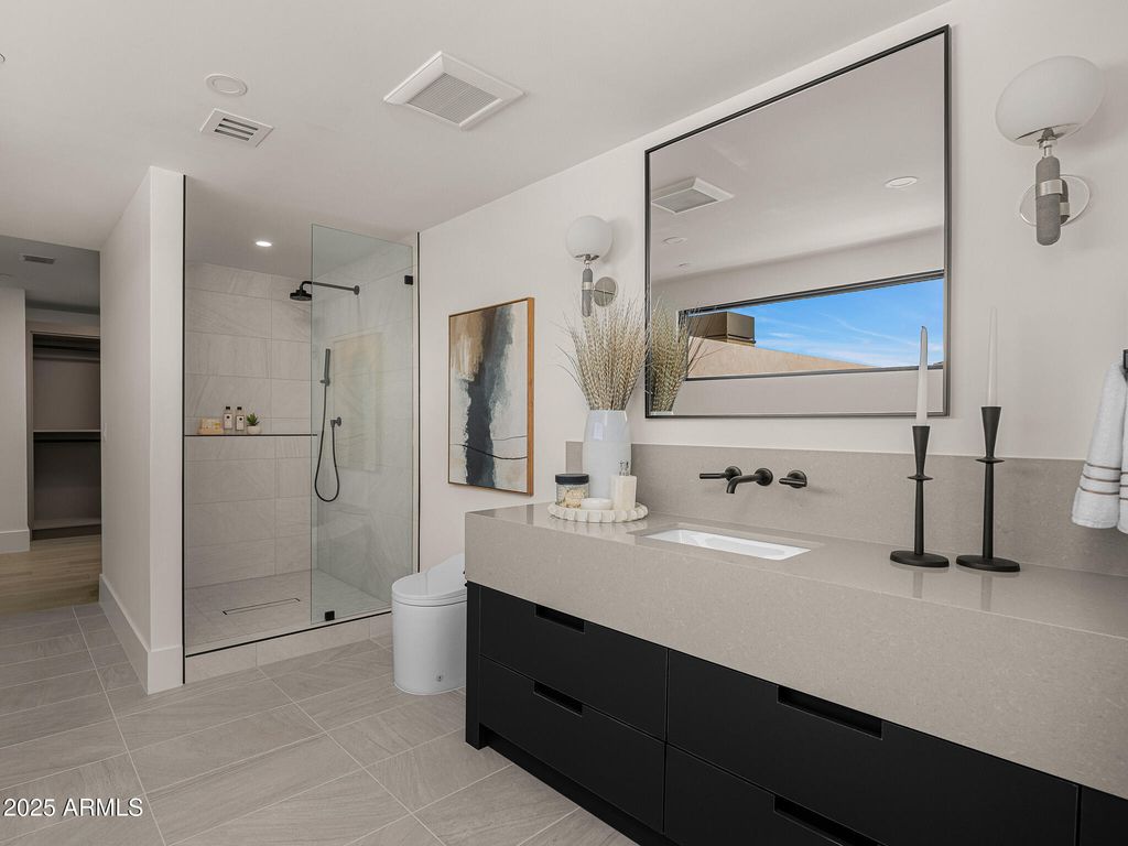 Image 25 of property listing at 5355 E DESERT VISTA Road, Paradise Valley, AZ 85253