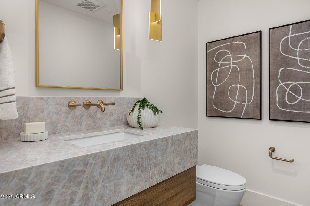 Image 34 of property listing at 5355 E DESERT VISTA Road, Paradise Valley, AZ 85253