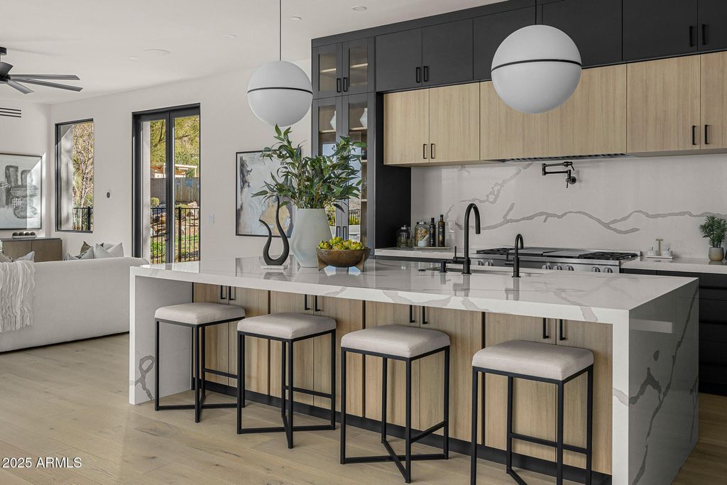 Image 6 of property listing at 5355 E DESERT VISTA Road, Paradise Valley, AZ 85253