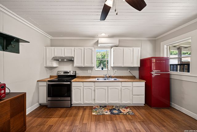 320 SECOND ST, Comfort, TX 78013