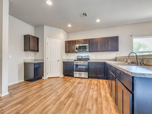10012 Wimbledon Court, Nichols Hills, OK 73120