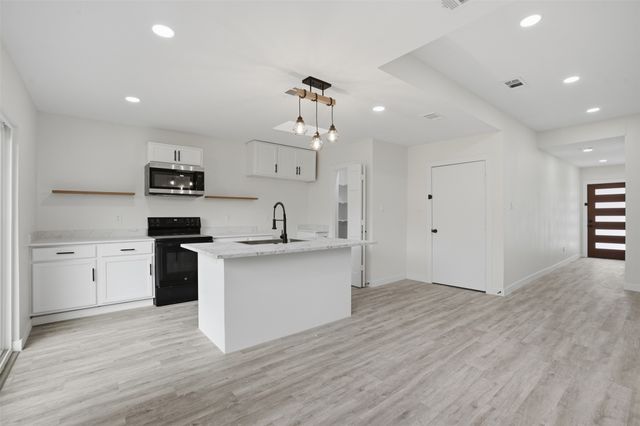 518 Royal Avenue, Grand Prairie, TX 75051