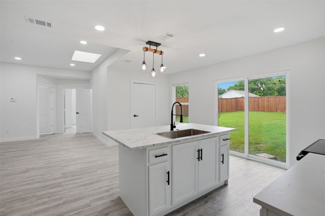 518 Royal Avenue, Grand Prairie, TX 75051