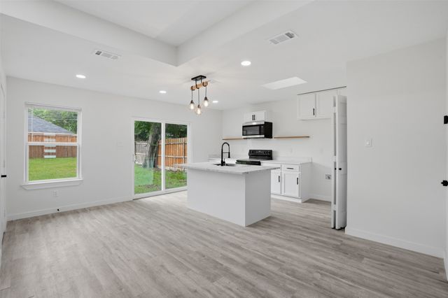 518 Royal Avenue, Grand Prairie, TX 75051