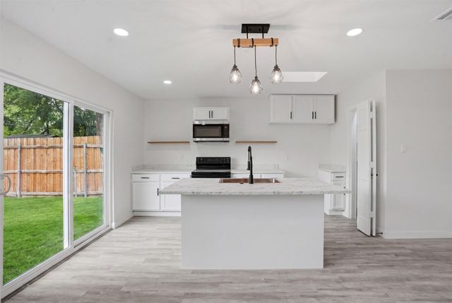 518 Royal Avenue, Grand Prairie, TX 75051
