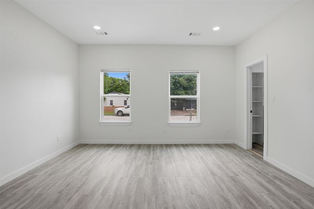 518 Royal Avenue, Grand Prairie, TX 75051