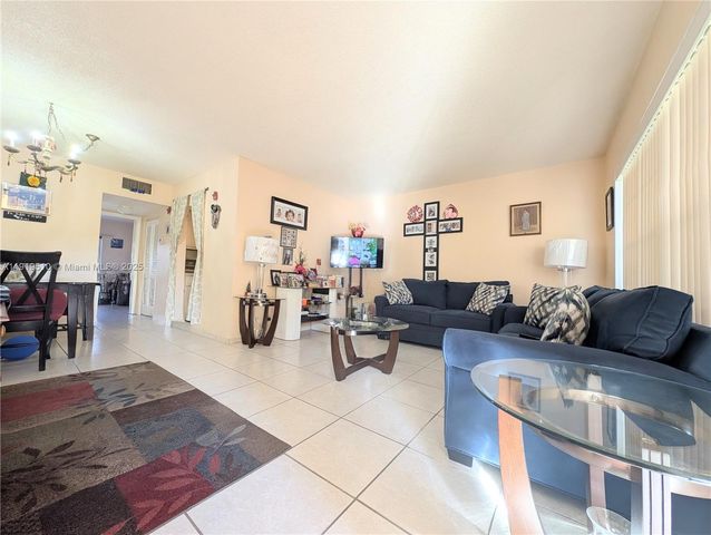 3081 NW 47th Ter 202, Lauderdale Lakes, FL 33313