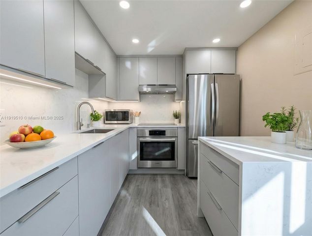 3081 NW 47th Ter 202, Lauderdale Lakes, FL 33313