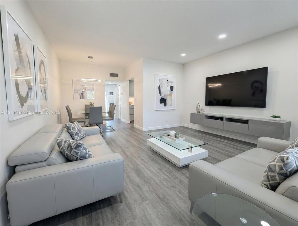 3081 NW 47th Ter 202, Lauderdale Lakes, FL 33313