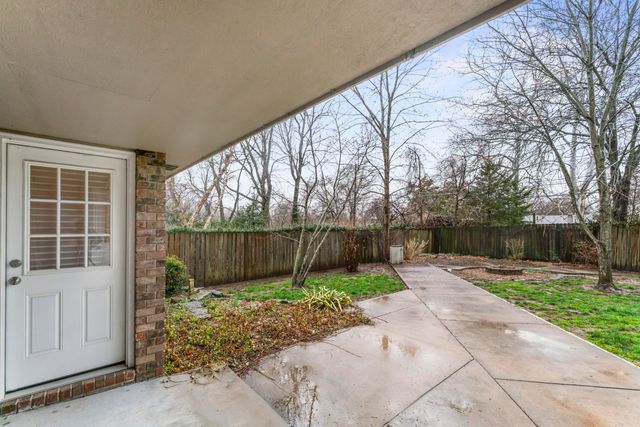 3265 S Oak Avenue, Springfield, MO 65804