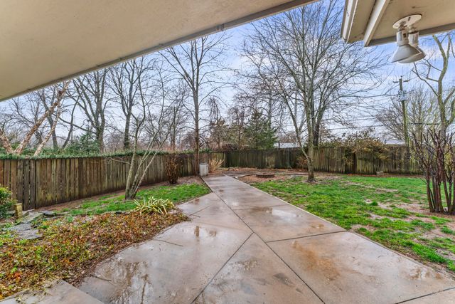 3265 S Oak Avenue, Springfield, MO 65804