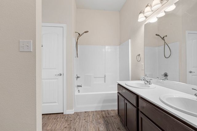 710 Woodcrest Drive, Ennis, TX 75119