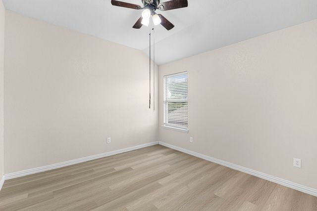 710 Woodcrest Drive, Ennis, TX 75119