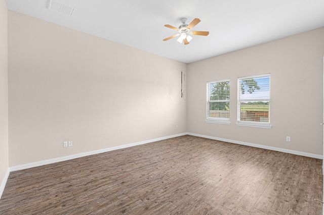 710 Woodcrest Drive, Ennis, TX 75119