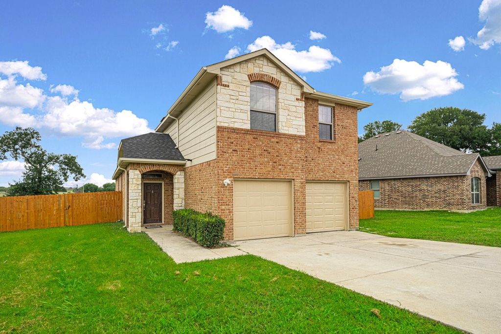 710 Woodcrest Drive, Ennis, TX 75119