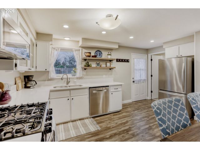 13275 DAIQUIRI LAKE NE Dr, Aurora, OR 97002