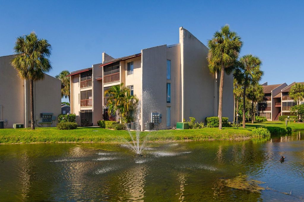 8602 CHAMPLAIN COURT 93, Tampa, FL 33614
