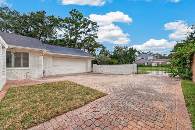 11322 Oak Spring Drive E, Houston, TX 77043