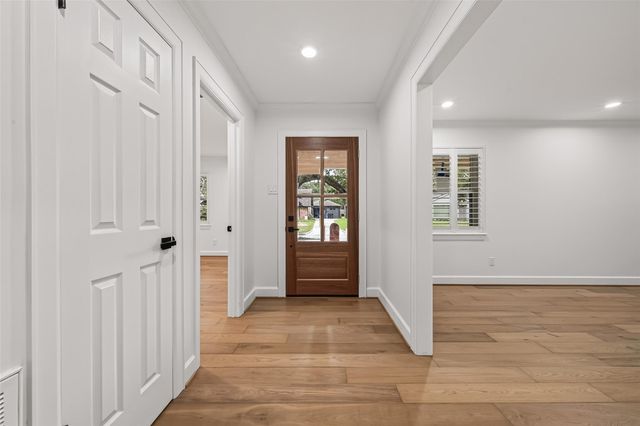 11322 Oak Spring Drive E, Houston, TX 77043