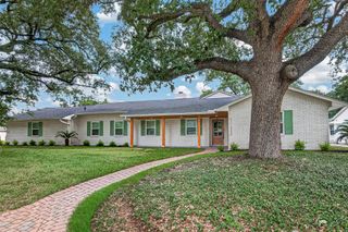 11322 Oak Spring Drive E, Houston, TX 77043